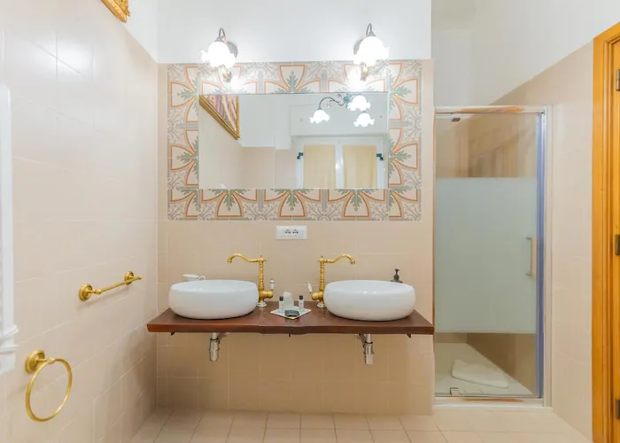 לינה וארוחת בוקר Antica Boutique 4*